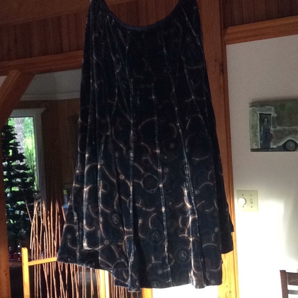 Anne Klein velvet skirt. Size 8 - Picture 3 of 3